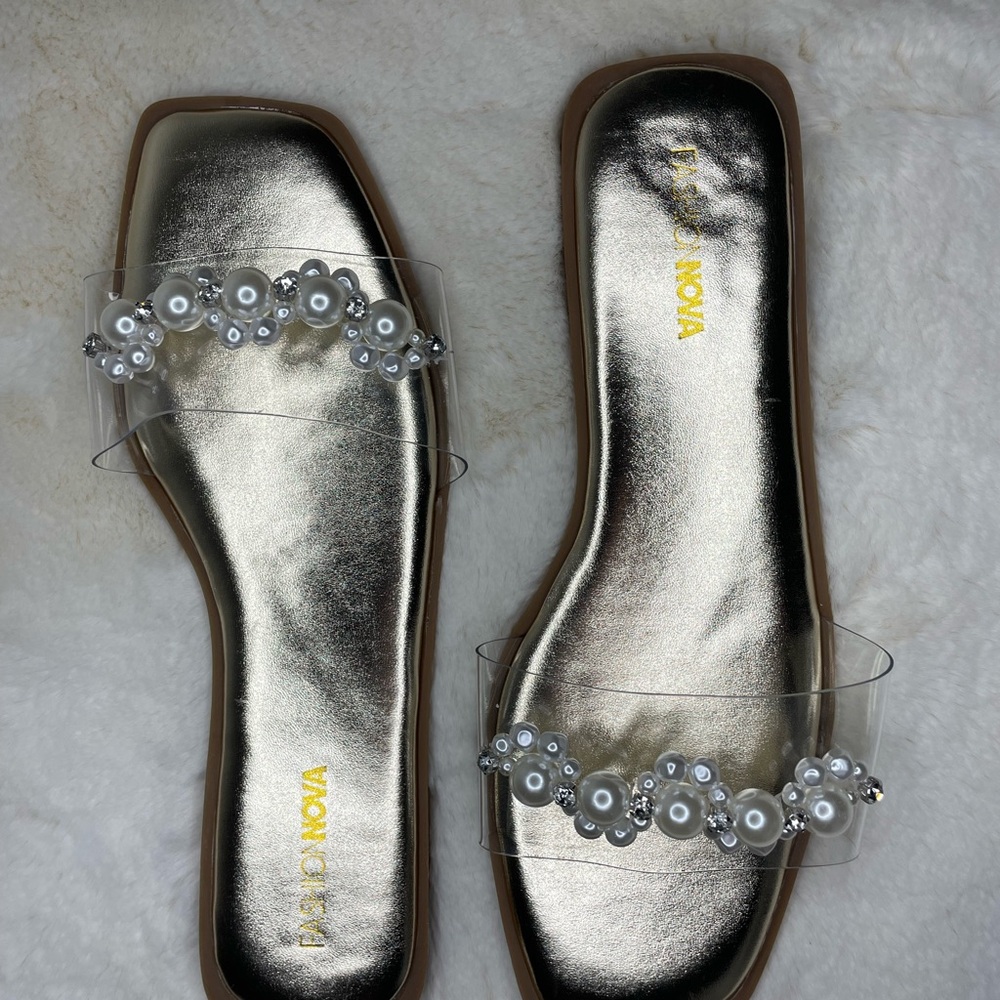 NWT Fashion Nova Shiloh Flat sandal, gold size 9